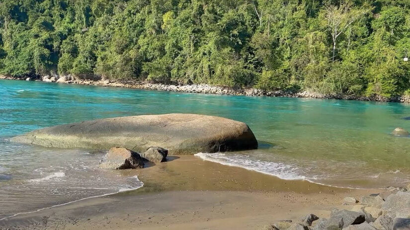 Com mar transparente e temperatura incomum, a Praia do Laboratório virou curiosidade entre turistas. Foto: @Rio para pobres/YT