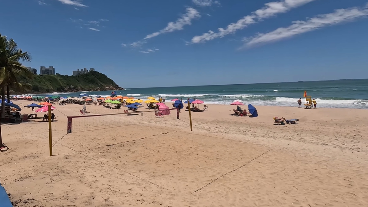 Além de ser um dos principais cartões-postais de Guarujá, a Praia do Tombo é citada como um exemplo de como conciliar o desenvolvimento turístico com a responsabilidade ambiental - (Reprodução/YouTube)
