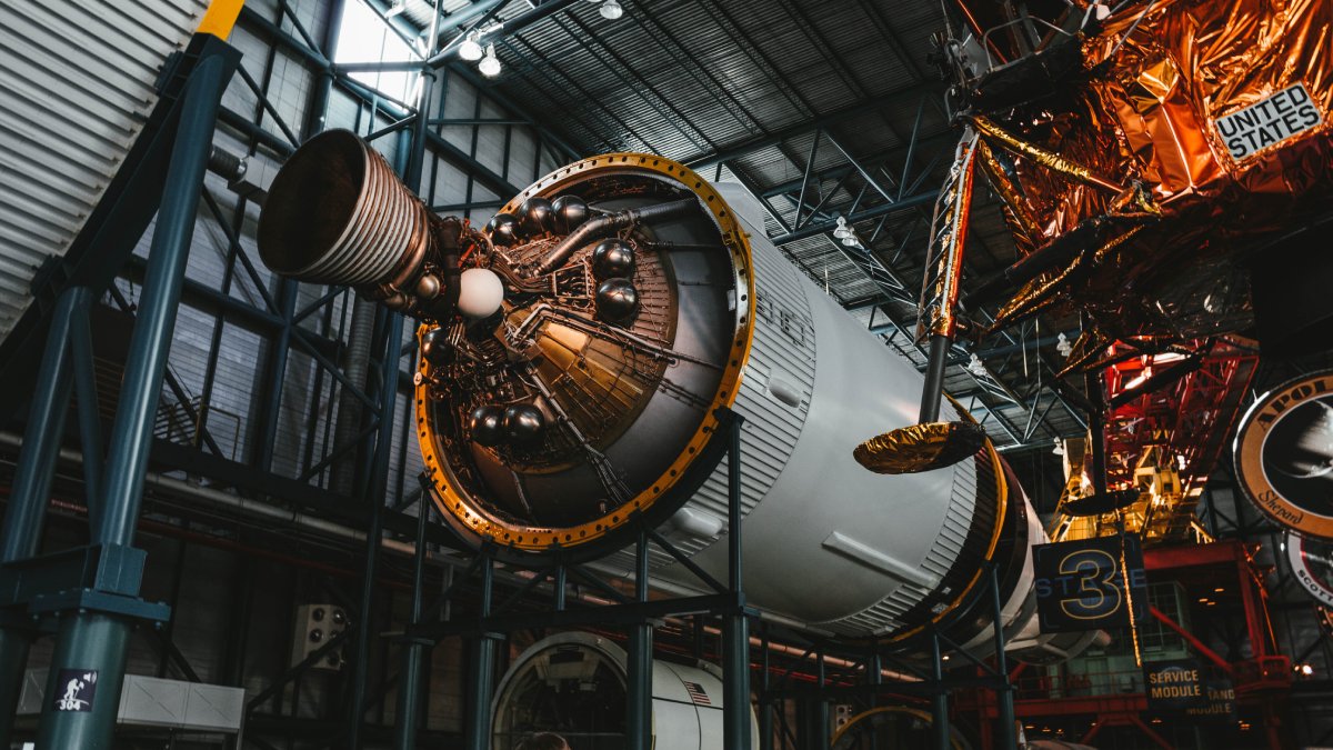 Especialistas dizem que uma base lunar autossustentável ainda enfrenta desafios técnicos, mas pode se tornar realidade nas próximas décadas (Fotos: freepik)