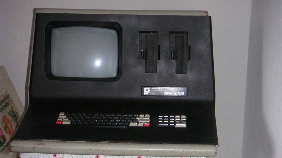 A Prológica foi um dos nomes mais importantes da indústria nacional e aparece com frequência quando o assunto é computador brasileiro antigo (Foto: Wikimedia Commons/ Nate Cull)