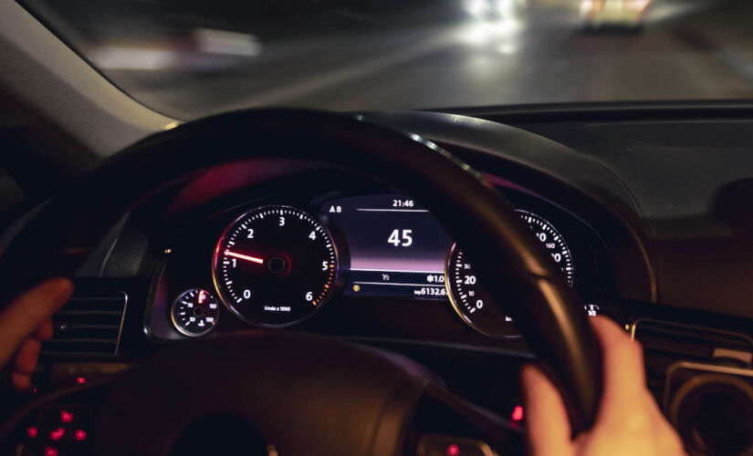 A placa R25 indica restrição de passagem e exige atenção do motorista. Foto: Freepik
