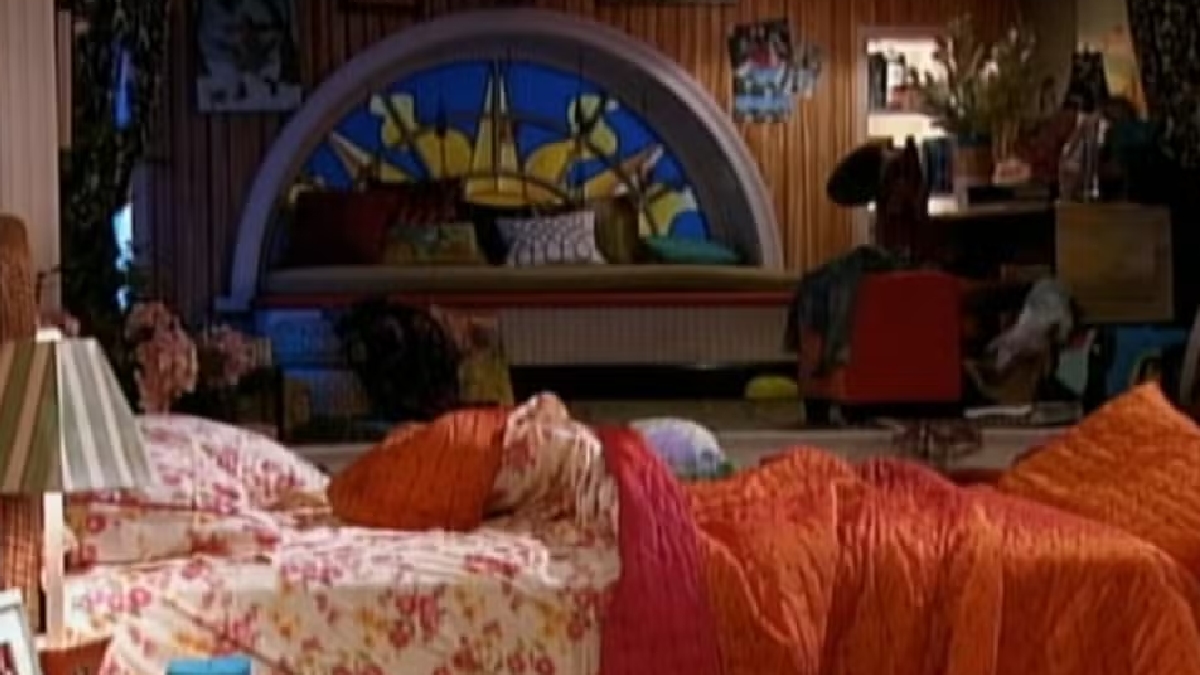Quarto da Hannah Montana foi referência fashion para fãs da série no começo dos anos 2000 - (Reprodução/Disney+)