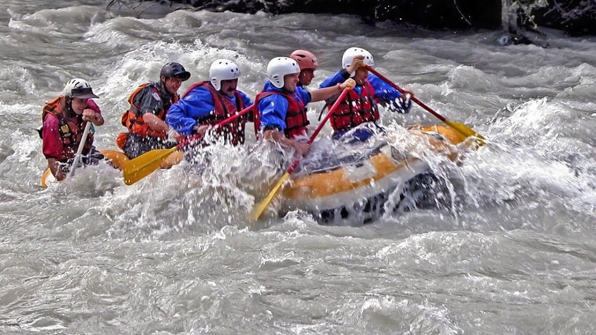 Rafting: para quem curte água doce e trabalho em equipe, o rafting é imbatível. Em Brotas/SP, você desbrava corredeiras em botes infláveis, desviando de obstáculos naturais com muita risada e banhos de rio. Foto: Sergio Cerrato Italia/Pixabay