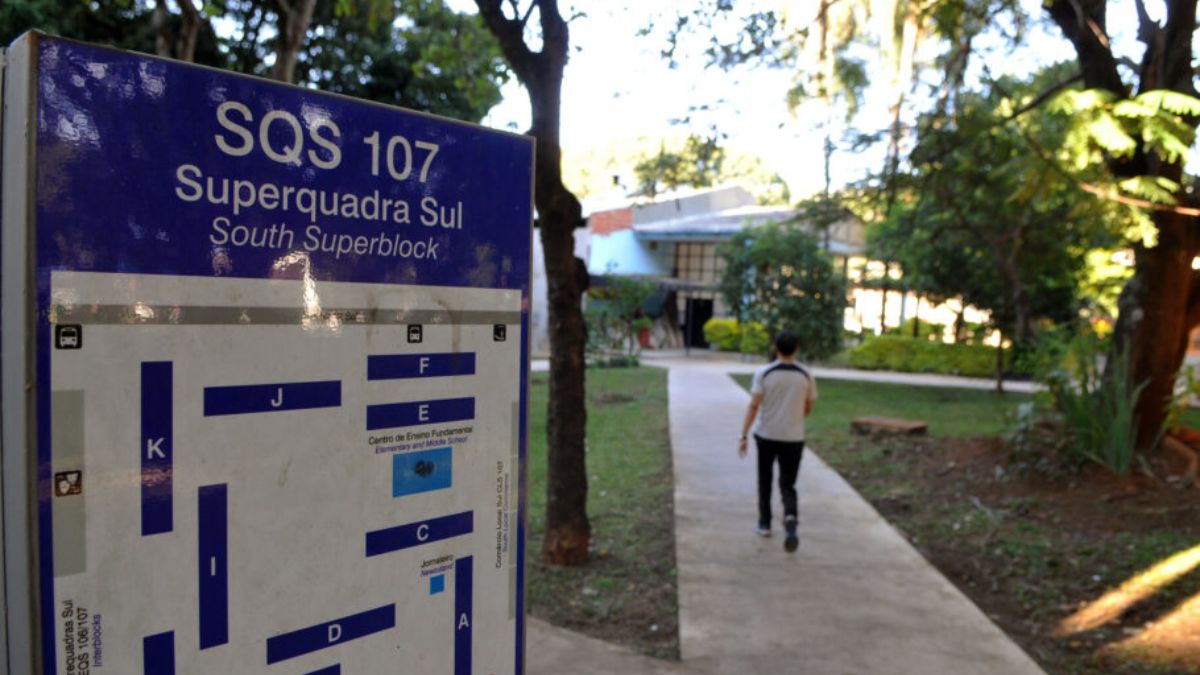 Icônica placa azul e branca de Brasília com a sigla oficial, reforçando a identidade visual de um endereçamento que dispensa nomes de ruas. Renato Araújo/Agência Brasília