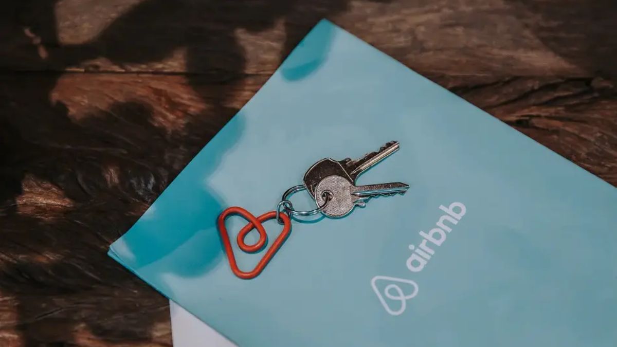 Para quem tem investimento em imóveis no Airbnb, o prazo para regularizar pendências tributárias de 2026 está correndo. Não clique em e-mails falsos; consulte apenas os canais oficiais do Fisco. Reprodução/Airbnb