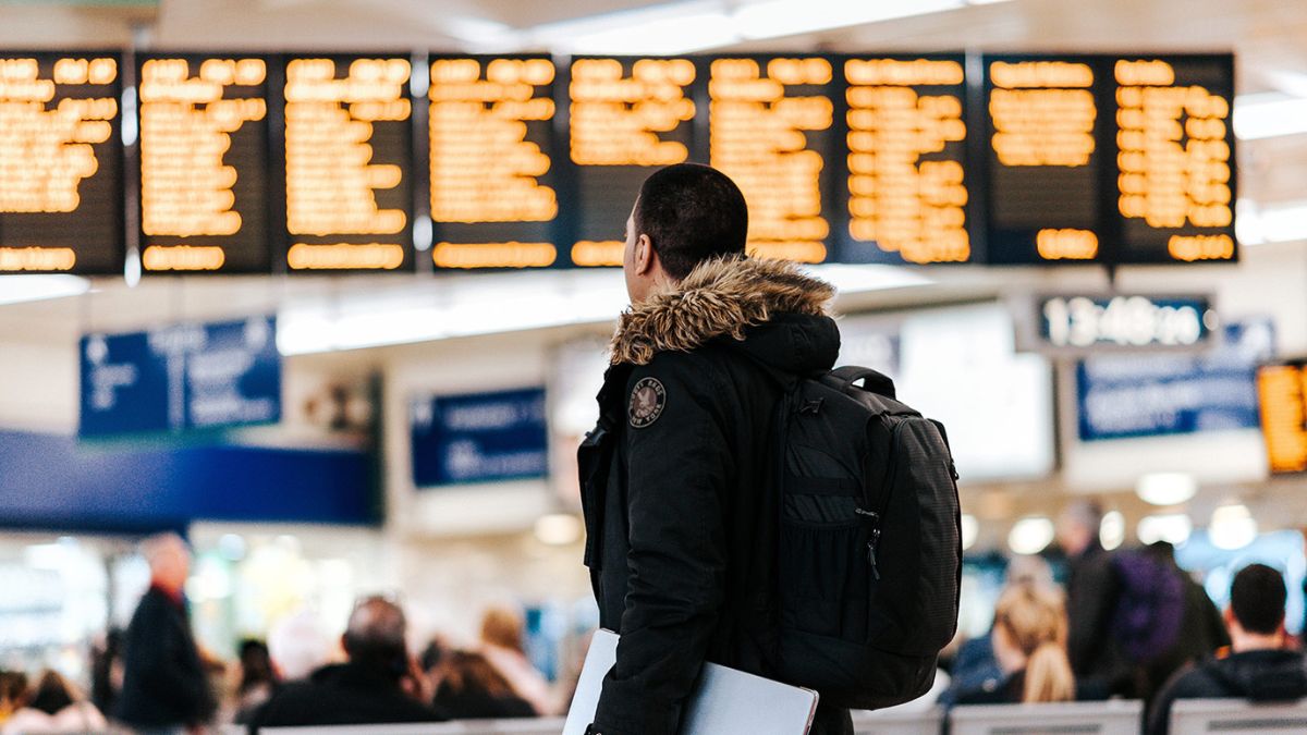 Passageiros monitoram voos retidos após fechamento de corredores aéreos; crise gera perda diária de US$ 600 milhões ao setor. Reprodução/Melhores Destinos
