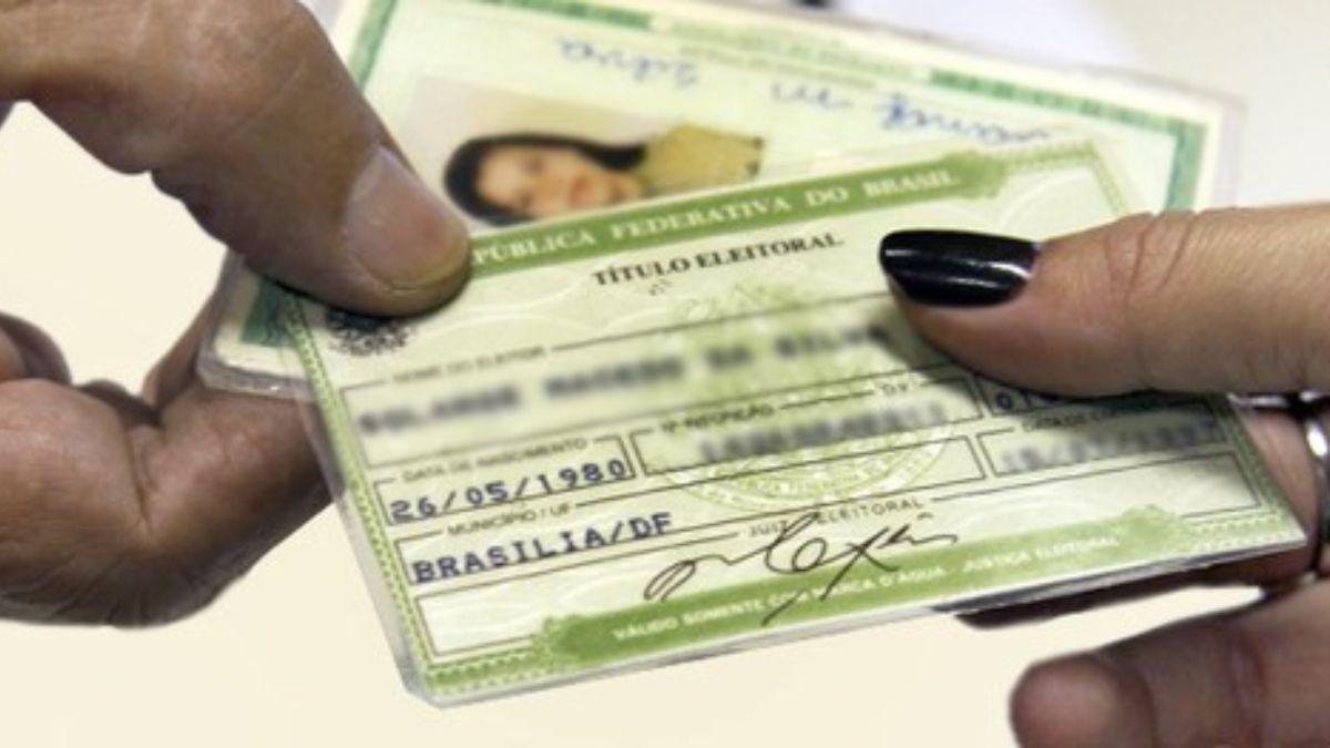 Para quem reside no exterior, o voto já é totalmente gerenciado pelo aplicativo, dispensando a emissão de títulos de eleitor físicos. Reprodução/TSE