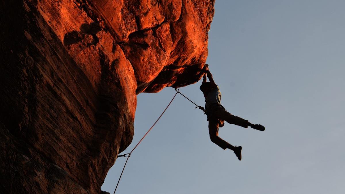 Escalada e Rapel: seja em paredões artificiais ou rochas naturais, a escalada trabalha corpo e mente. A Serra do Cipó/MG e a Pedra do Bauzinho/SP são templos desse esporte, oferecendo trilhas verticais e vistas que valem cada esforço. Foto: Shri ram/Pixabay