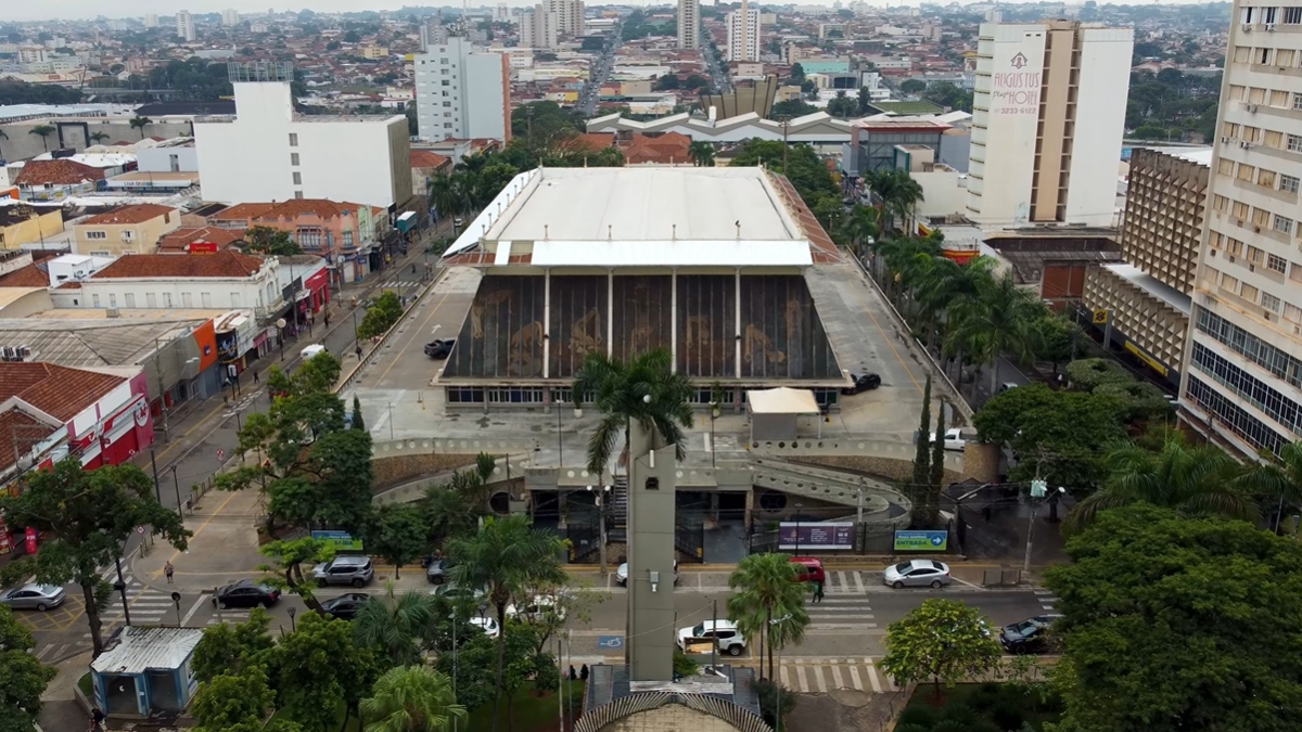 Mesmo com o crescimento, a cidade mantém um custo de vida mais equilibrado em comparação às grandes metrópoles, oferecendo uma excelente relação custo-benefício para famílias e investidores. (Fotos: Reprodução/YouTube)