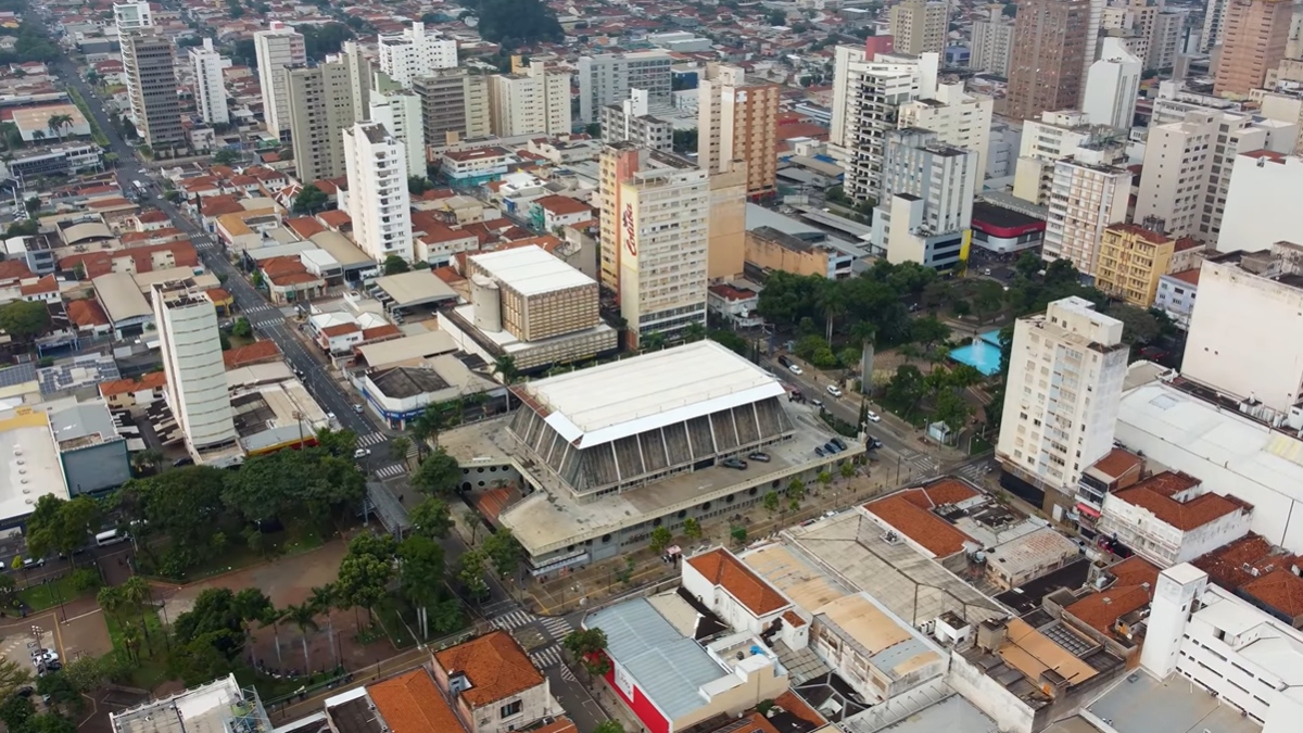 A economia local é dinâmica e diversificada, sustentada pelo comércio forte, prestação de serviços, indústria e agronegócio.