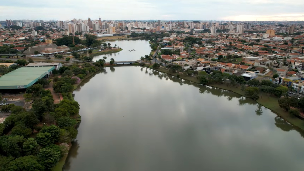 Sua economia é resiliente e diversificada, impulsionada por setores como tecnologia e indústria.