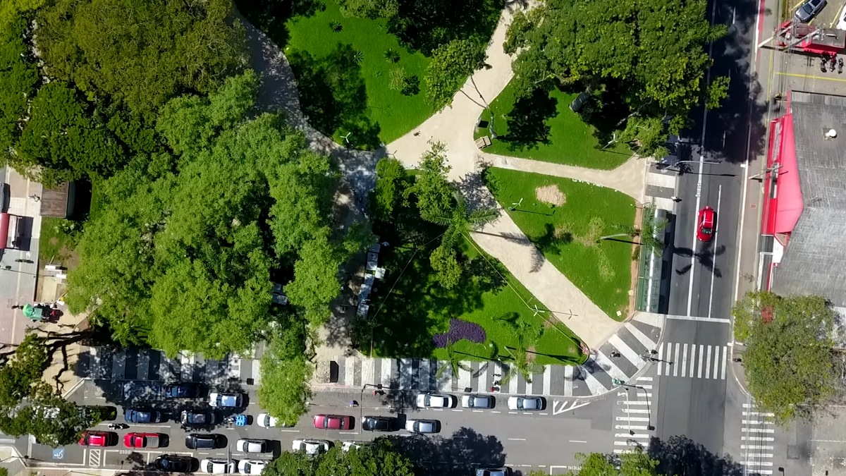 O ranking "As 50 cidades mais felizes do Brasil em 2025" utiliza uma metodologia analítica que combina indicadores objetivos e variáveis subjetivas de bem-estar. - (Fotos: Reprodução/YouTube)
