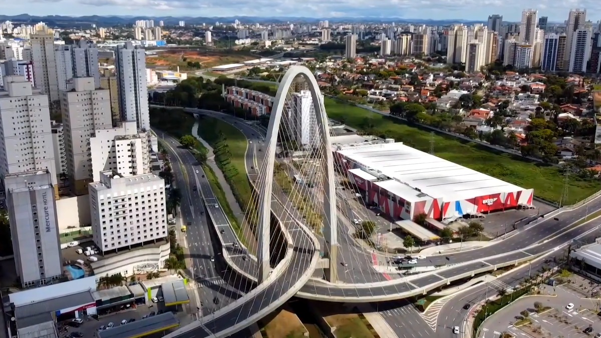 Além disso, a cidade também oferece serviços públicos e ações de sustentabilidade que elevam a percepção de vida urbana.