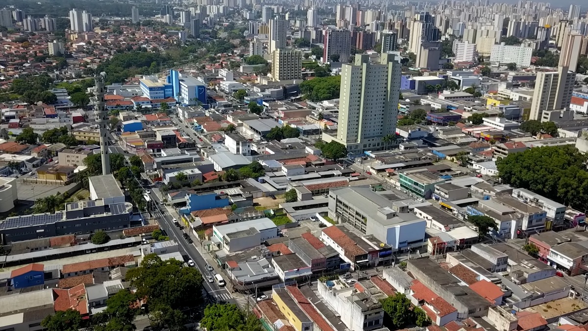 O município, localizado no Vale do Paraíba, é frequentemente citado como um polo tecnológico e industrial.