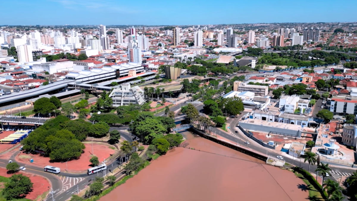 Com uma população estimada entre 480 mil e 504 mil habitantes, Rio Preto apresenta um Índice de Desenvolvimento Humano Municipal (IDHM) de 0,797, posicionando-se como a 8ª cidade mais desenvolvida do País entre municípios com mais de 100 mil habitantes.
