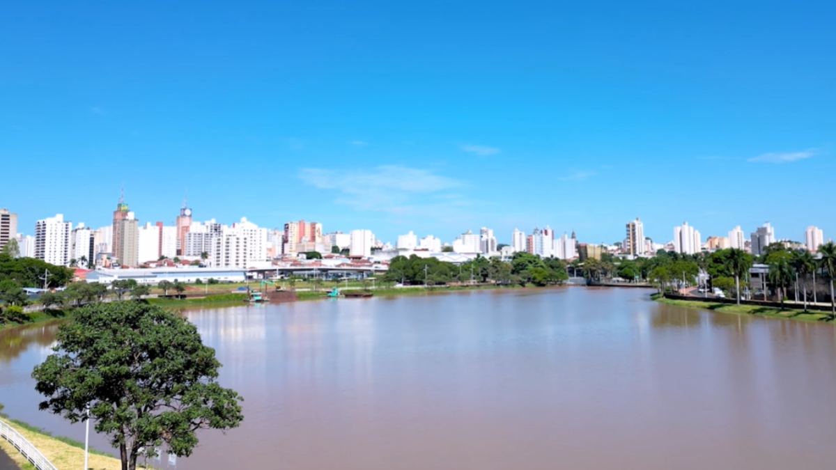 Um dos grandes pilares da cidade é sua infraestrutura de saúde, que atende pacientes de mais de 100 municípios vizinhos. - (Fotos: Reprodução/YouTube)
