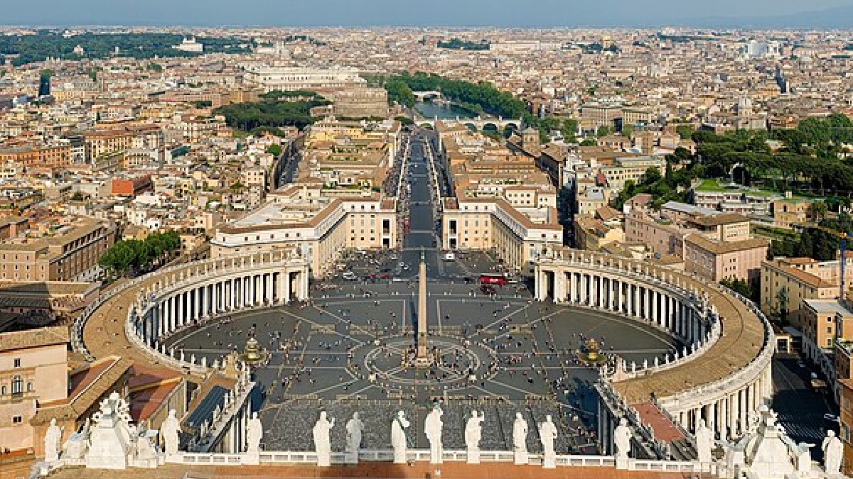 Curiosamente, devido às limitações territoriais da cidade-estado, as partidas não ocorrem dentro do Vaticano, mas em campos vizinhos de onde é possível observar a icônica Basílica de São Pedro - (Diliff/Wikimedia Commons)