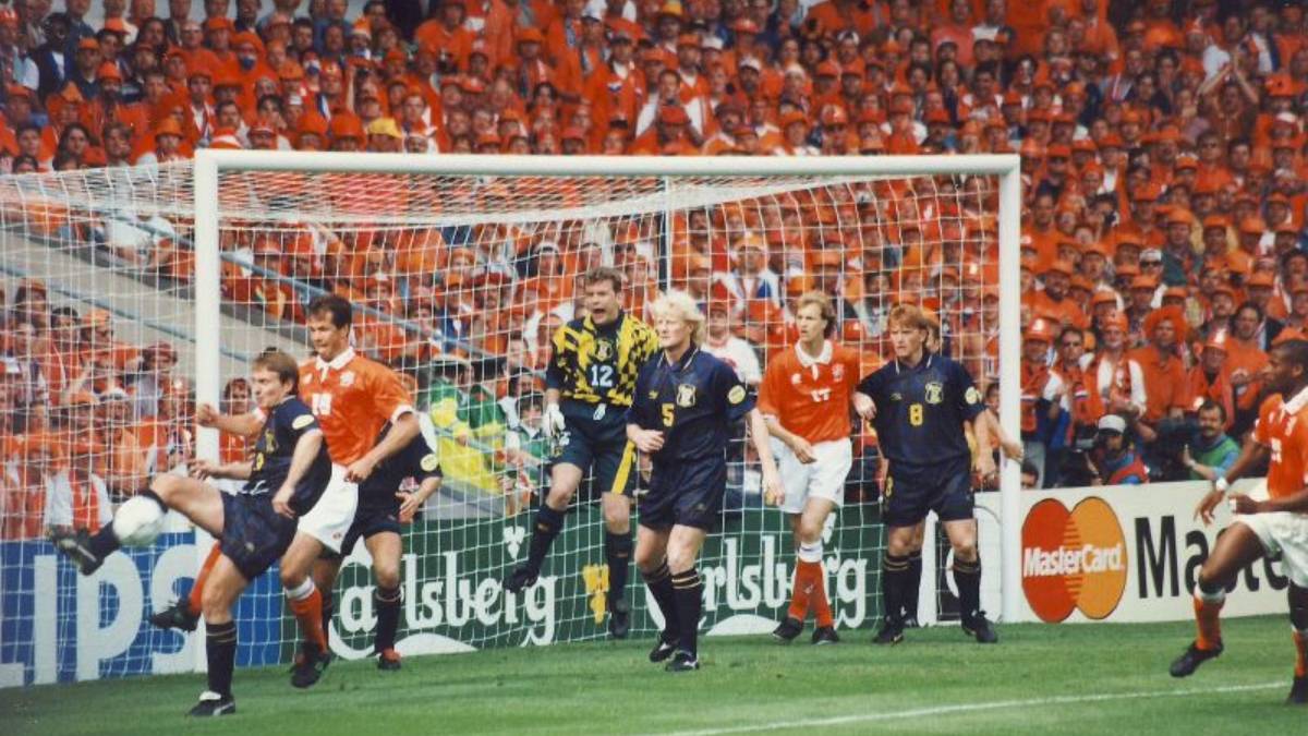 Partida da seleção holandesa contra a Escócia, na Euro 1996. (Foto: Wikimedia Commons)