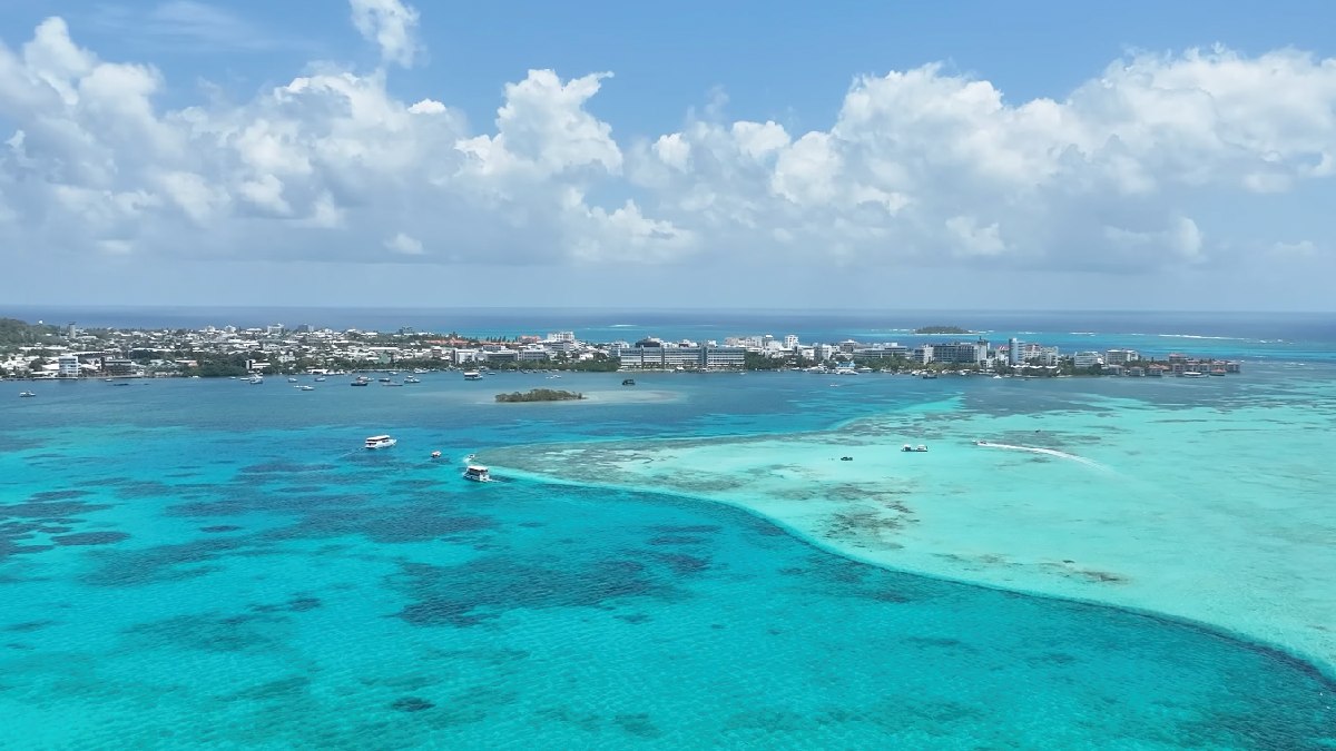O mar de San Andrés exibe até sete cores graças a fatores naturais como profundidade, algas e recifes de coral. Foto: Reprodução/Youtube