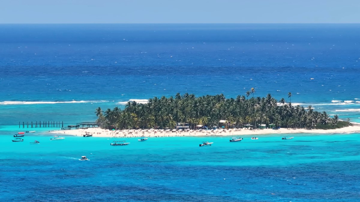 A melhor época para visitar é entre dezembro e abril, período seco ideal para mergulho e passeios de barco. Foto: Reprodução/Youtube