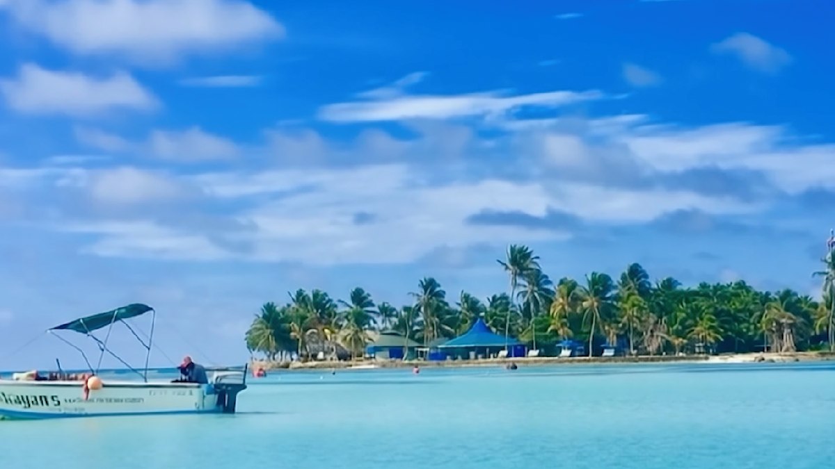 O Caribe ostenta algumas das praias mais lindas do mundo, e entre elas há uma que se destaca por um detalhe único: o mar de sete cores. Foto: Reprodução/Youtube