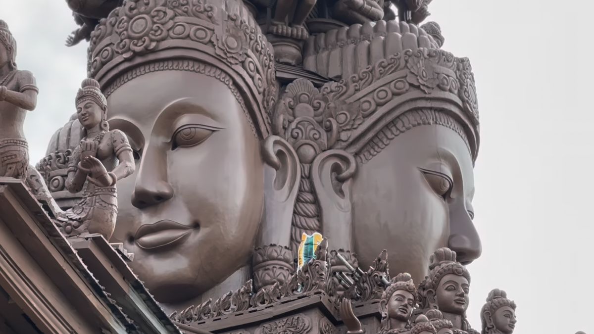 O Santuário da Verdade fica em Pattaya e é uma grande construção de madeira à beira-mar.