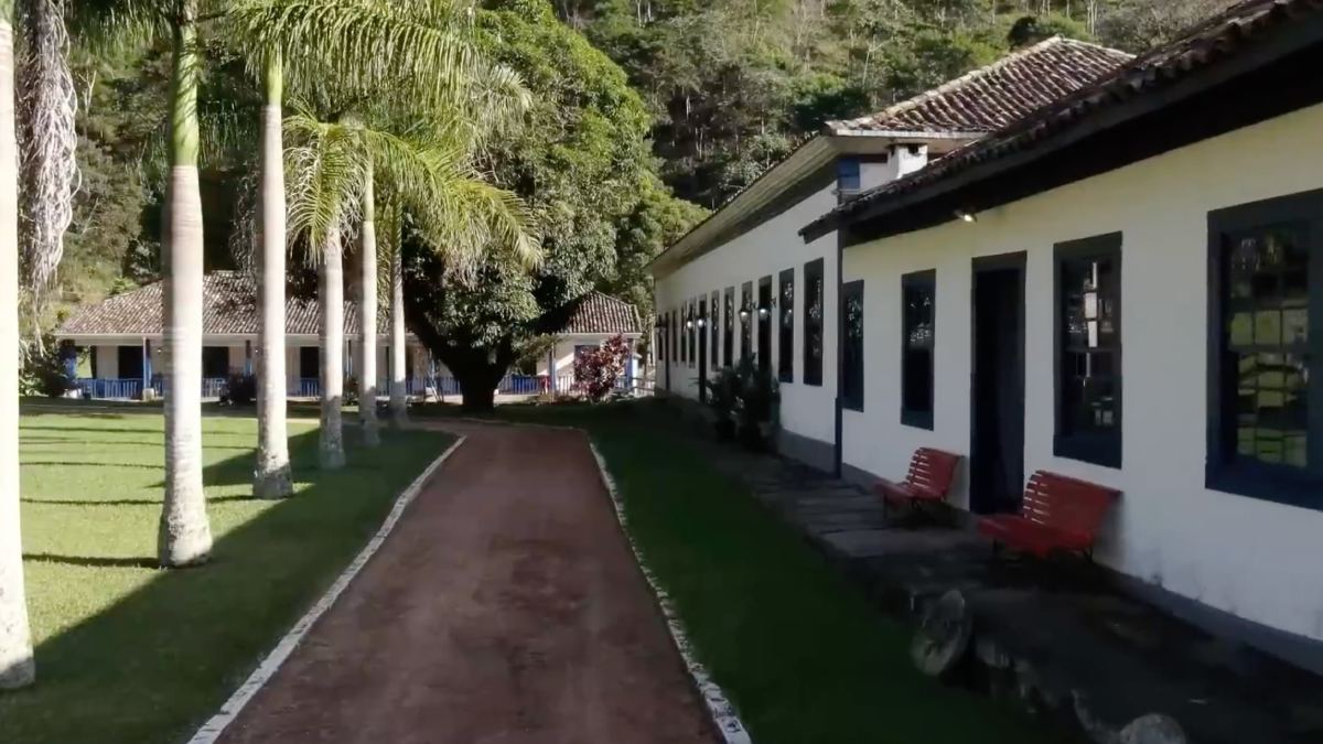 Muitas imensas fazendas históricas oferecem hoje a rica hospedagem rural caipira aliada às requintadas modernidades tecnológicas de luxo.