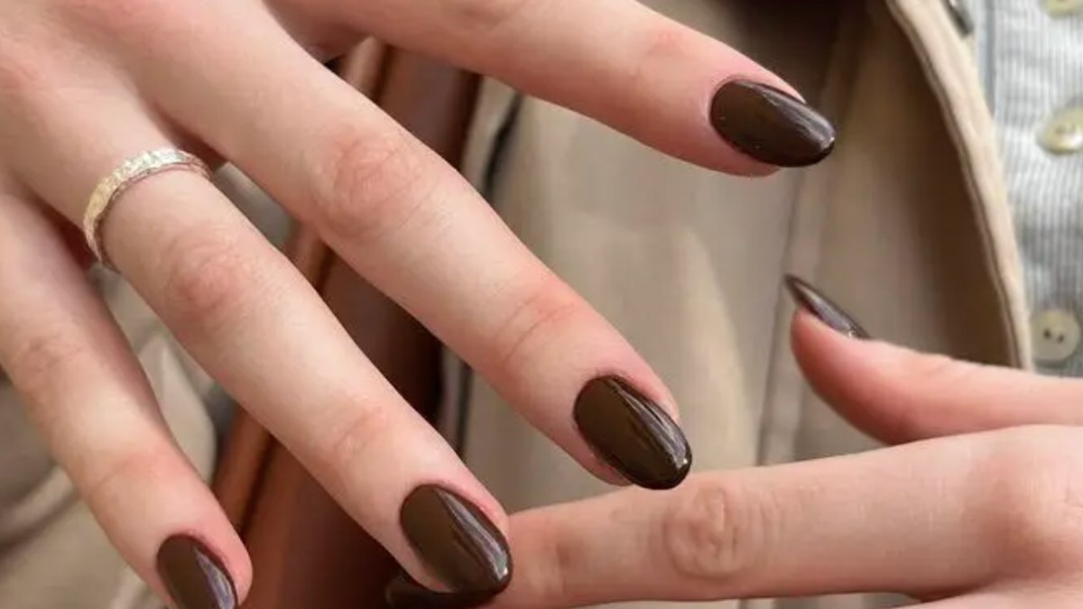 Entre clássicos repaginados e propostas mais delicadas, as unhas ganham destaque nas produções da temporada. Foto: Reprodução/Pinterest