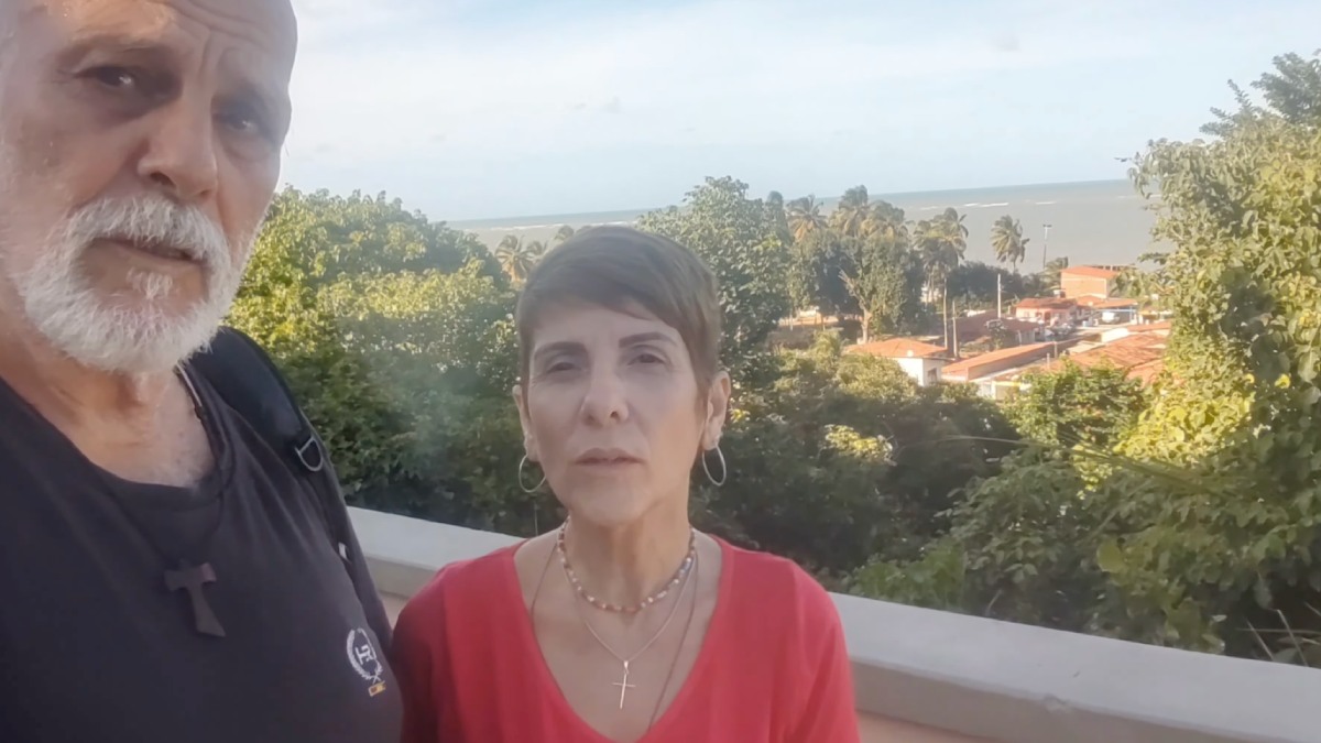 Parceria de vida e de estrada: Claudio e Cíntya Veiga transformaram o cicloturismo em uma jornada de descoberta mútua. Entre subidas sob o sol forte e gestos de solidariedade encontrados pelo caminho, o casal registra suas histórias e mostra que a verdadeira bagagem da vida é feita de encontros e resiliência. Foto: Reprodução/YT