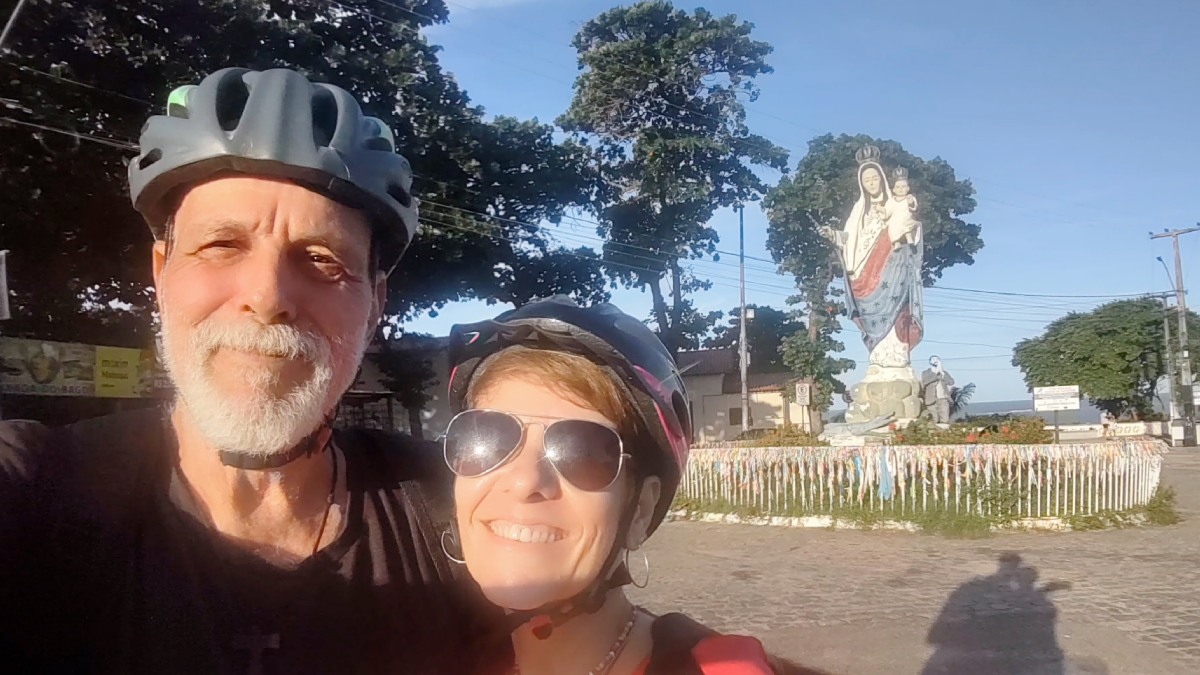 "O caminho vale mais quando se transforma em parte essencial da vida." Para Claudio Veiga, pedalar pelas cidades da Paraíba é um exercício de silêncio e fé. Longe dos recordes, ele utiliza a bicicleta para cruzar fronteiras físicas e espirituais, encontrando na estrada uma forma de permanecer em movimento constante. Foto: Reprodução/Youtube