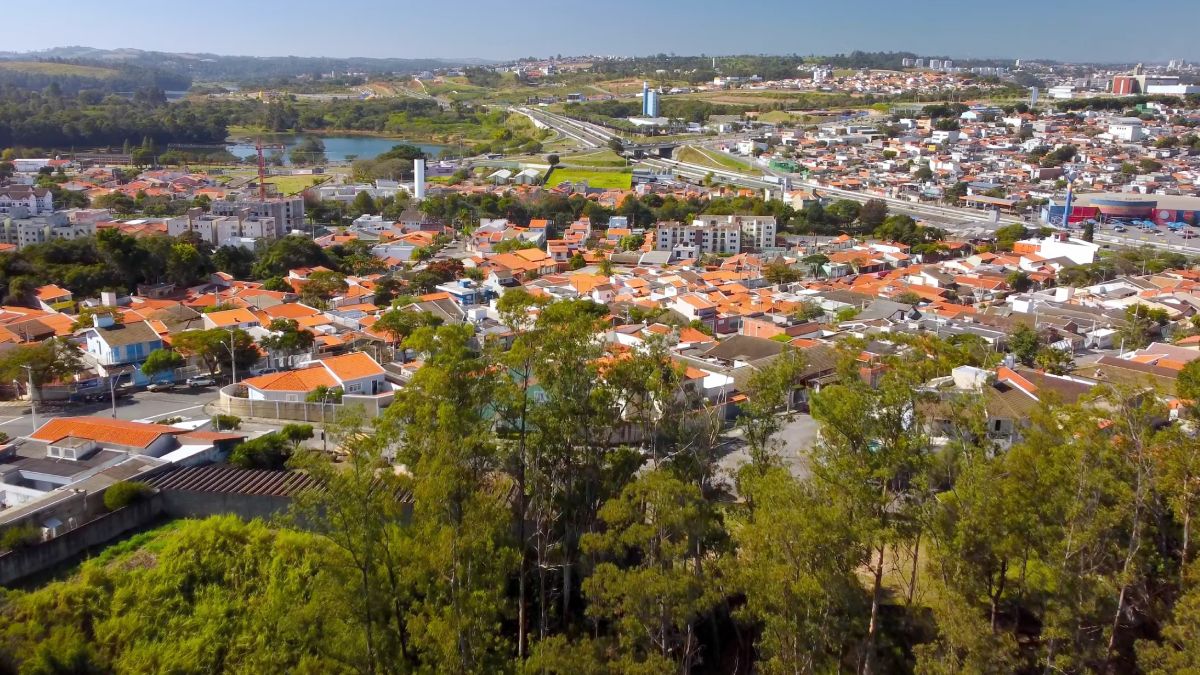 Jundiaí se consolidou como o destino ideal para quem busca fugir do caos da capital sem abrir mão da infraestrutura. Com o 3º melhor Índice de Progresso Social (IPS) do Brasil em 2025, a cidade equilibra indicadores de primeiro mundo com espaços de lazer como o Parque da Cidade e o Mundo das Crianças. É a resposta para quem quer desacelerar com segurança e bem-estar. Foto: A/C Drone/YT