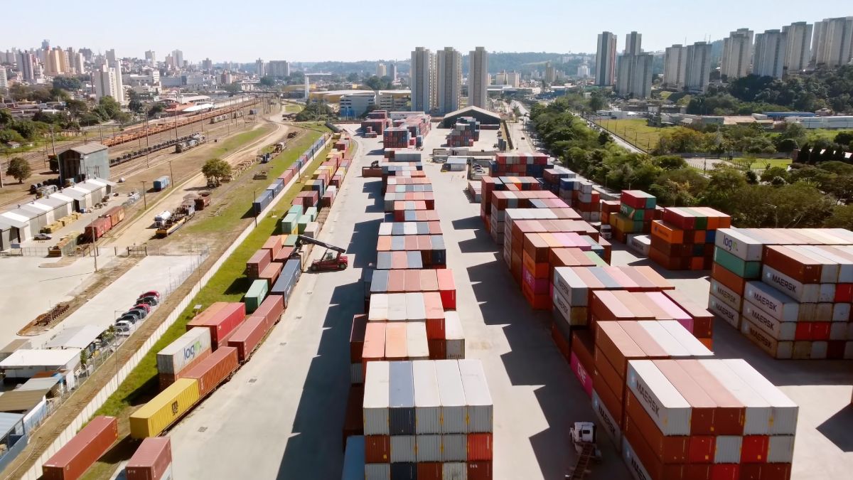 Estar a apenas 60 km de São Paulo permite o melhor dos dois mundos: a conexão direta com as oportunidades da metrópole e o respiro de uma das cidades mais seguras do país. Jundiaí atrai famílias e profissionais que buscam mobilidade e eficiência, provando que é possível morar bem perto da capital mantendo um ritmo de vida muito mais equilibrado. Foto: A/C Drone/YT