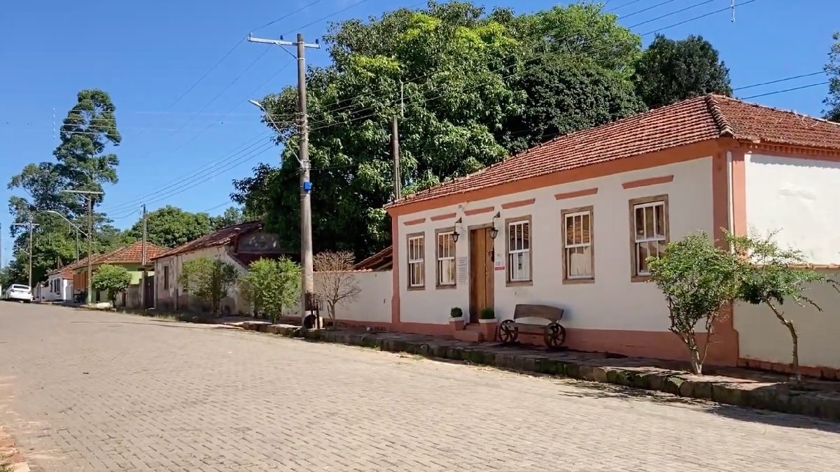 Cachoeiras e áreas verdes ajudam a explicar o apelo turístico da cidade. Foto: Reprodução/Youtube