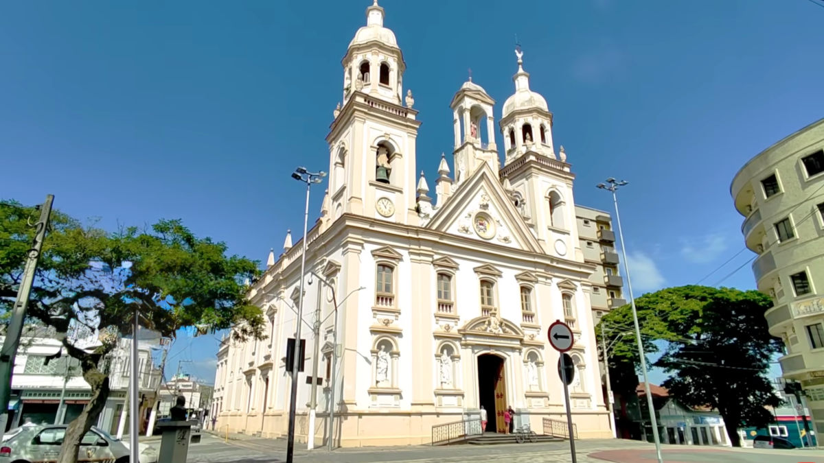 A cidade reúne patrimônio, devoção e memória. Em um único roteiro, dá para visitar o santuário, a casa natal do santo e outros espaços ligados à sua trajetória. Foto: Reprodução/Youtube