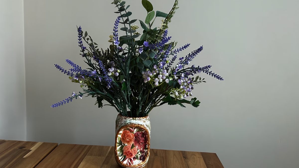 Após fazer a base do produto, você pode decorar de diferentes formas. Inclusive, usando algumas texturas em relevo. Foto: Reprodução/YT