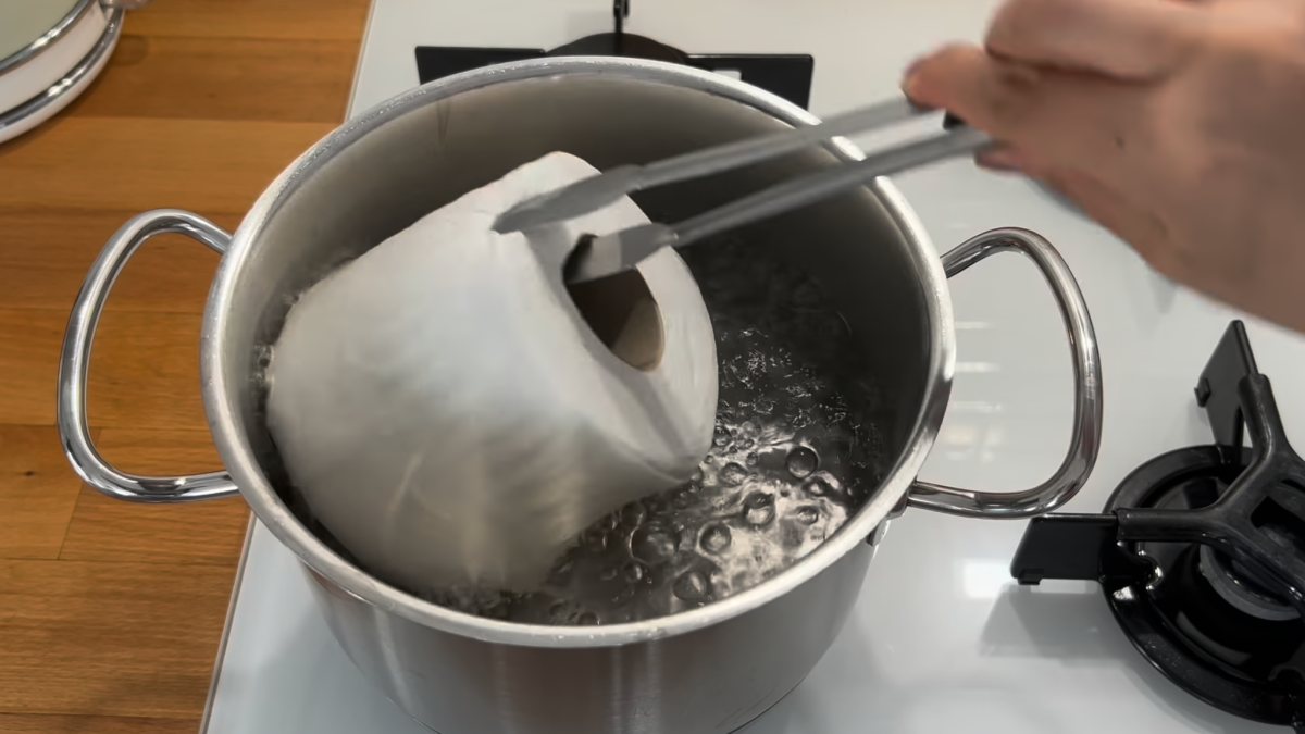 Influencer coloca rolo de papel higiênico em água fervente para preparar a massa do vaso