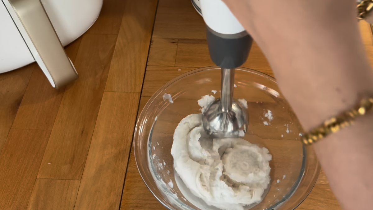 A especialista usa também um mixer para tornar a massa mais homogênea. Foto: Reprodução/YT