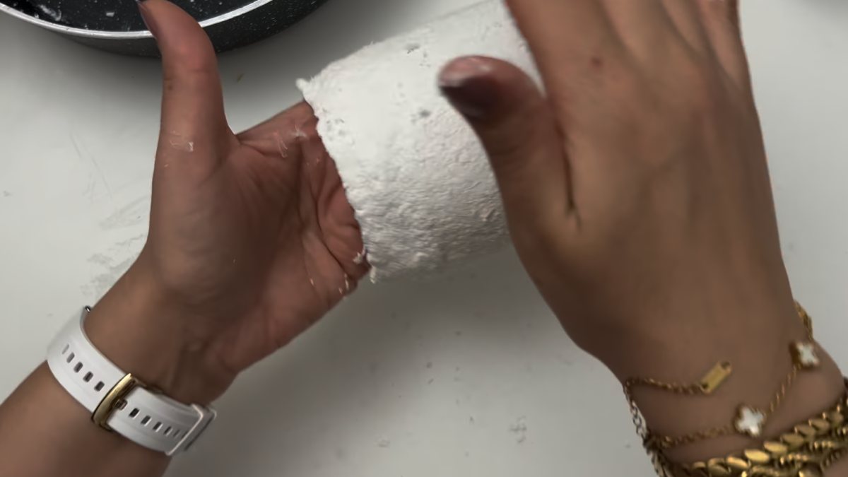 Com a massa pronta, é possivel começar a modelar o produto final. Foto: Reprodução/YT