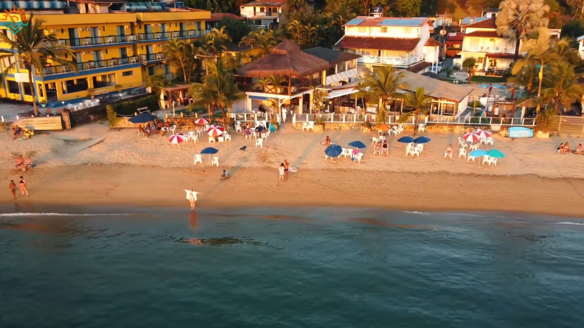 2. Praias de águas calmas atraem turistas em busca de descanso. Foto: Reprodução/@Vamos Fugir Blog/YT