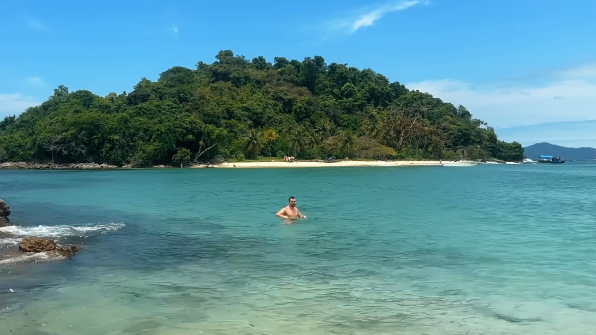1. Vista aérea revela mar cristalino e ilhas de Angra dos Reis. Foto: Reprodução/@Vamos Fugir Blog/YT