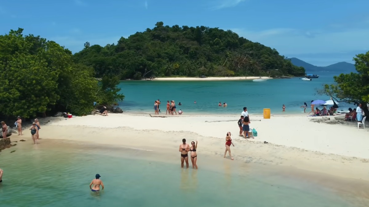 3. Passeios de barco mostram paisagens únicas na Costa Verde. Foto: Reprodução/@Vamos Fugir Blog/YT