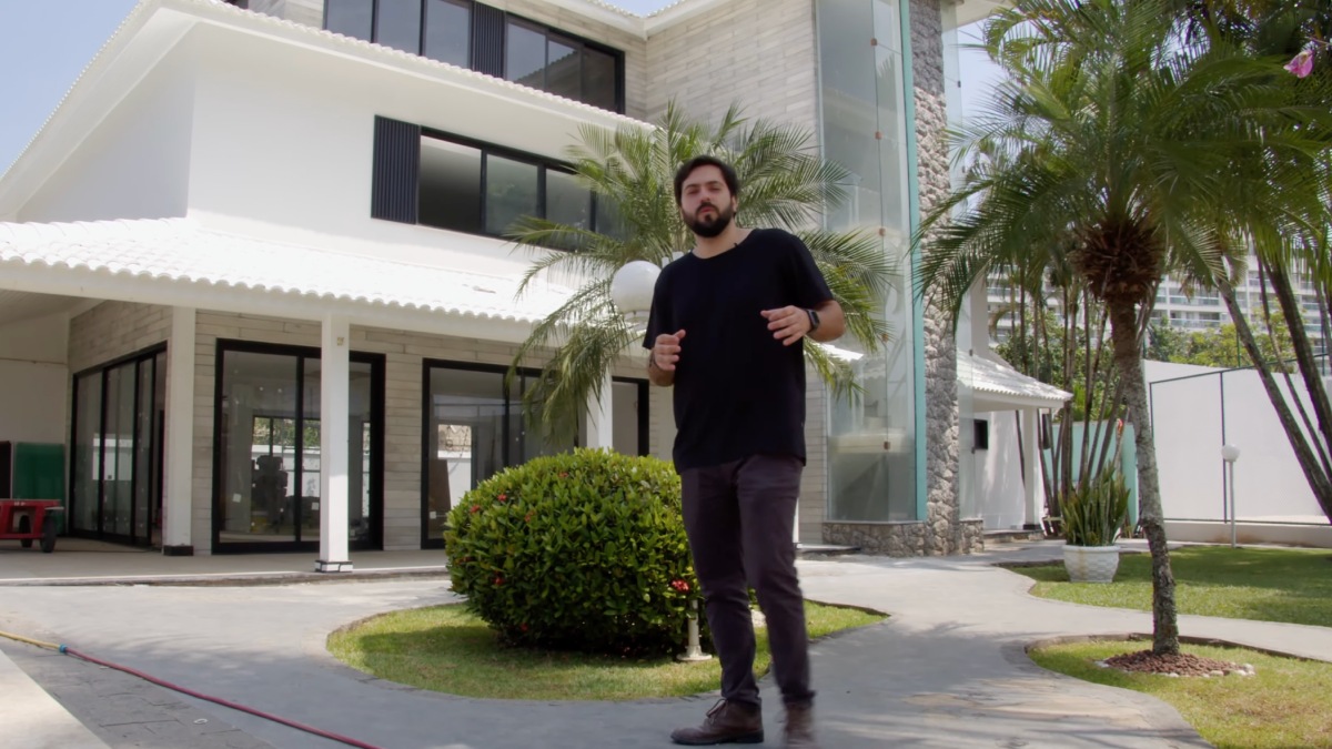 O projeto conta com um estúdio musical de última geração no último pavimento, permitindo que o artista grave hits sem sair de casa. Foto: Reprodução/Youtube