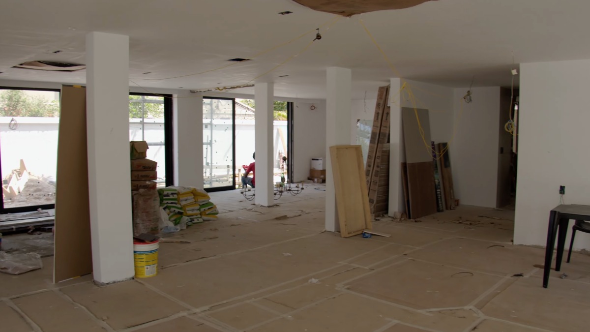 A suíte master foi totalmente remodelada, ganhando um banheiro de luxo esculpido em porcelanato de grandes formatos e sistema de cromoterapia. Foto: Reprodução/Youtube