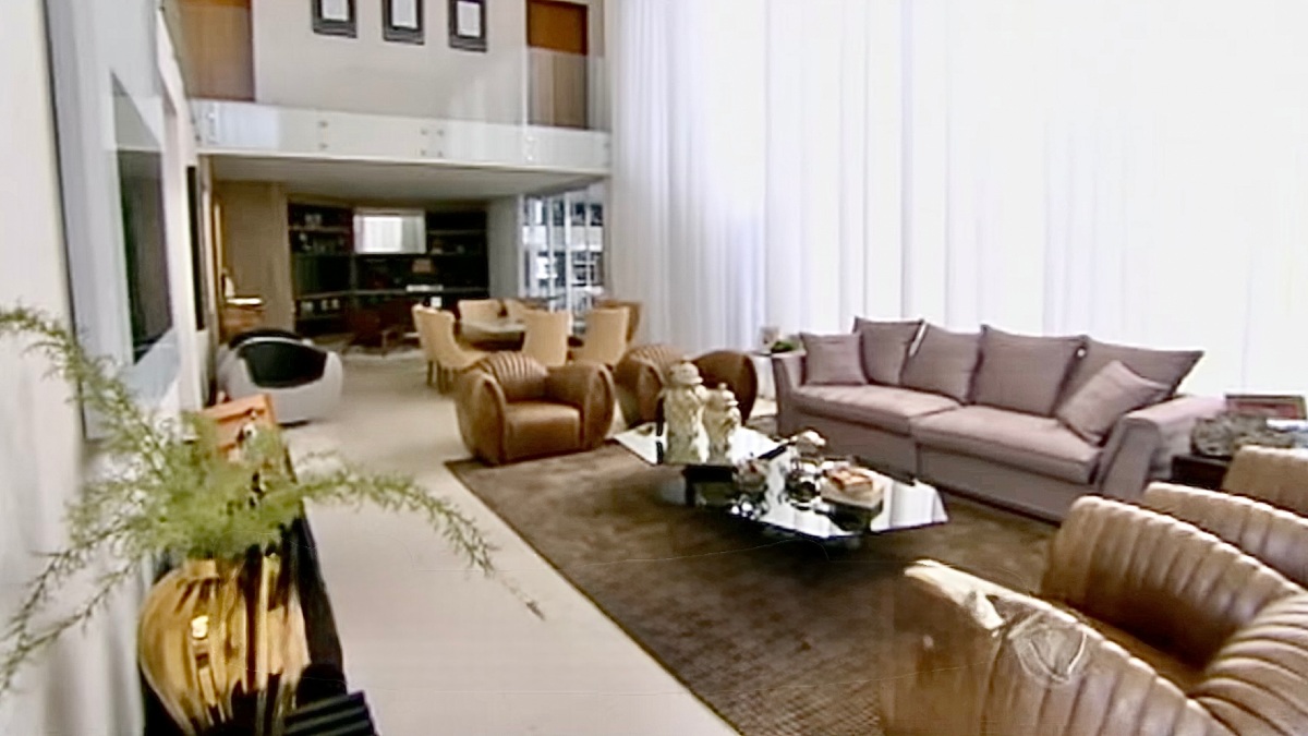 O refúgio luxuoso de Gusttavo Lima e Andressa Suita em Goiás impressiona pela sofisticação e tamanho monumental. Foto: Reprodução/YT/Edição Gazeta