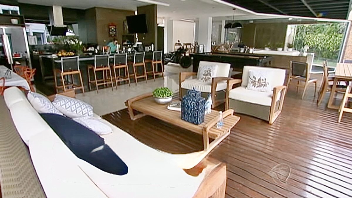 A arquitetura da mansão combina o design moderno com elementos rústicos, garantindo elegância e conforto térmico. Foto: Reprodução/YT/Edição Gazeta 8. Entre o luxo e a simplicidade, o casal preza pela privacidade e segurança dos filhos no dia a dia da