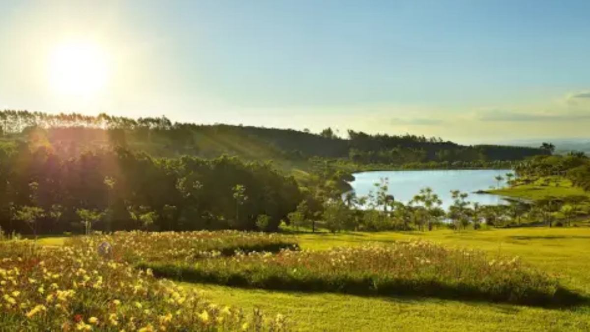 O Lake Vilas Charm Hotel & Spa, em Amparo, abriga o que é considerado o maior jardim privado do Brasil, unindo o alto padrão da hotelaria de luxo a uma imersão total na natureza do interior paulista. Foto: Divulgação