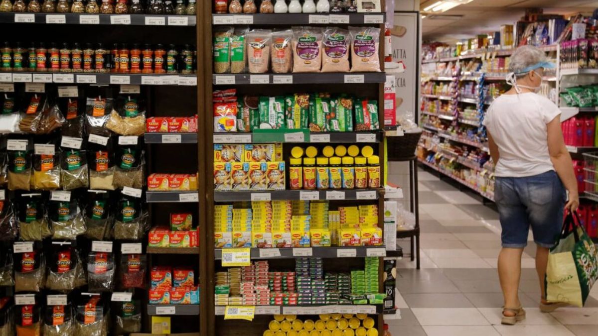 O consumidor em SP não encontrará analgésicos ou genéricos expostos livremente nos corredores; a venda de remédios no supermercado só ocorrerá em espaços segregados. Tânia Rêgo/ Agência Brasil
