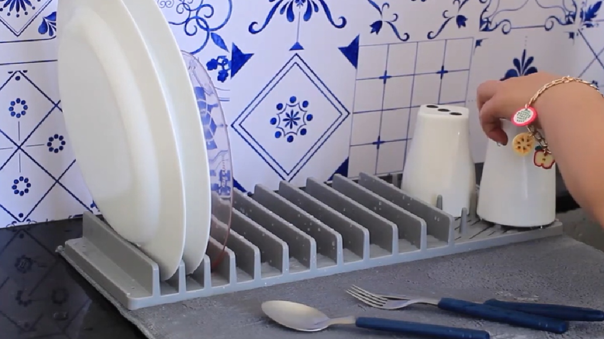 Essa solução une baixo custo, funcionalidade e design, consolidando-se como uma das principais escolhas para quem busca uma cozinha mais minimalista e eficiente. (Fotos: Reprodução/YouTube)