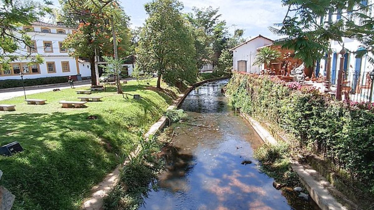 A região ao redor de Tiradentes oferece trilhas em antigas fazendas e áreas rurais (Foto: Túllio M Franca/Wikimedia Commons)