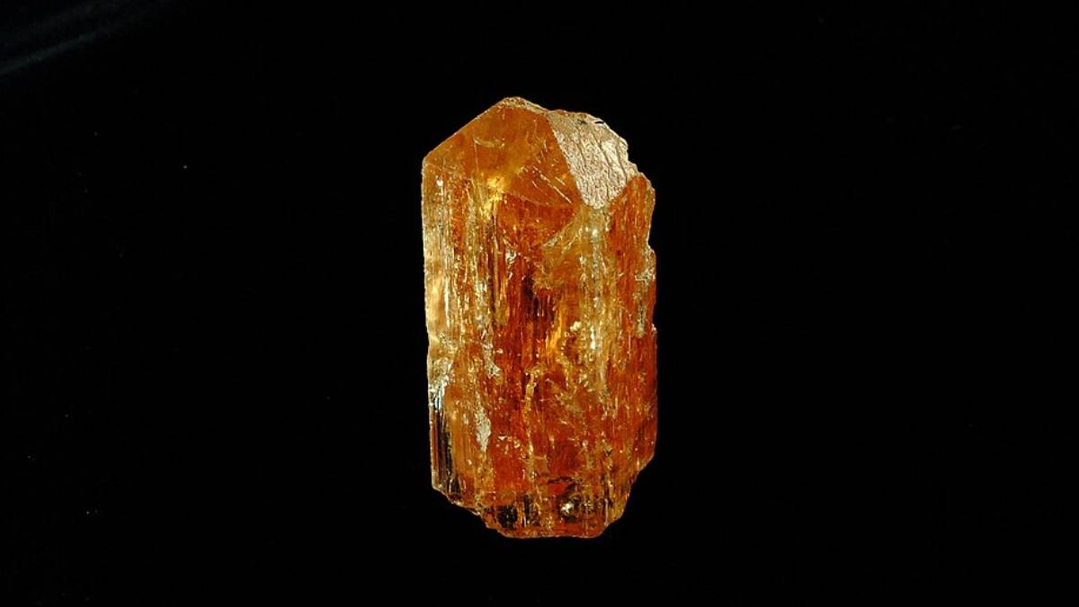 A intensidade do laranja e o brilho natural ajudam a explicar por que o Topázio Imperial está entre as gemas mais valorizadas do Brasil (Foto: Wikimedia Commons/Parent Géry)